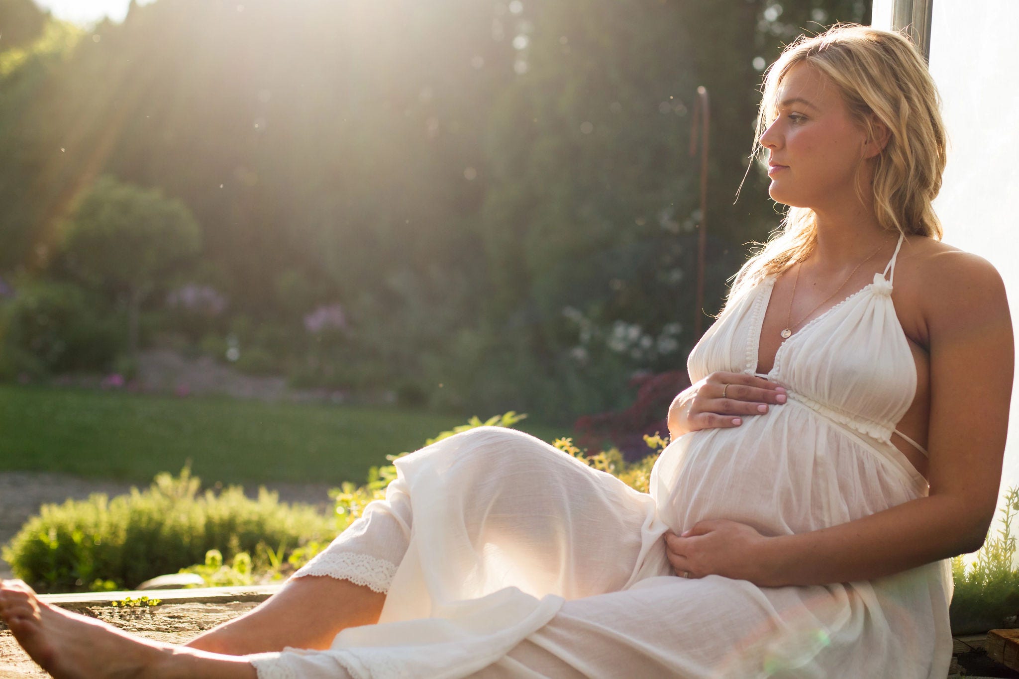 pregnant-woman-sitting-on-sun